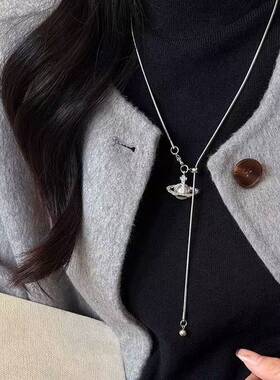 2026新款珍珠土星吊坠项链感抽拉可调节秋冬钛钢毛衣链配饰女