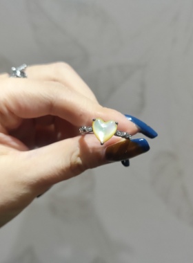 2025新品简约ins风爱心黄金贝钛钢托开口可调节戒指饰品孤品