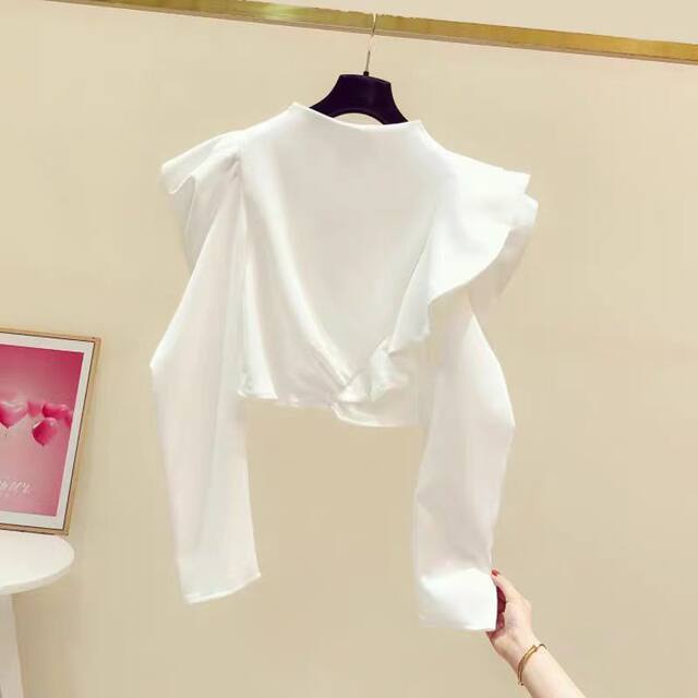 ເສື້ອເຊີດທີ່ມີແຂນ ແລະ ruffles, sophisticated ແລະກະທັດຮັດ