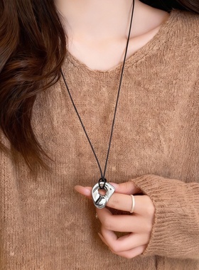 小众复古抽象镂空吊坠项链日韩极简时尚轻奢皮绳可调整毛衣链配饰