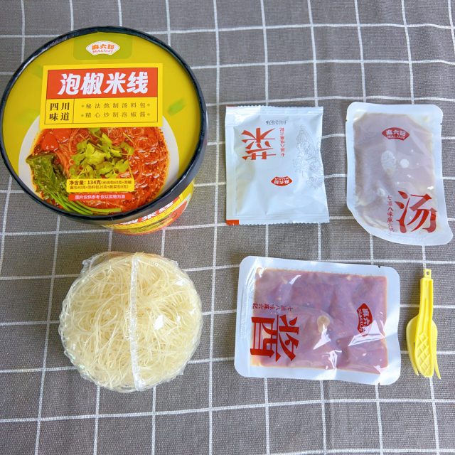 Ma Liuji Ma Liuji Pickled Pepper Rice Noodles 134g*4 barrels