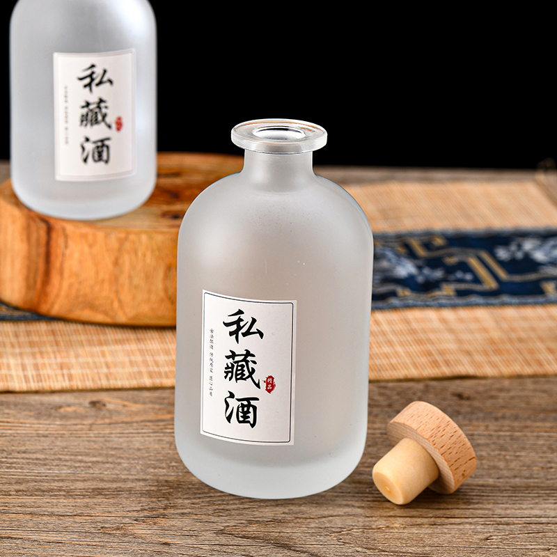 Empty liquor bottles, one-pound sparkling wine bottles, sealed homemade fruit wine bottles, empty liquor bottles, complete set of liquor packaging