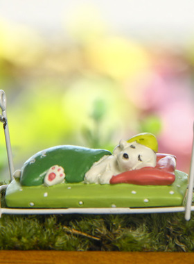 卡通创意立体树脂办公室小狗躺铁床上睡觉园艺花插插件居家装饰