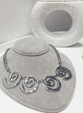 银色蚊香扭扭造型几何显瘦脸项链