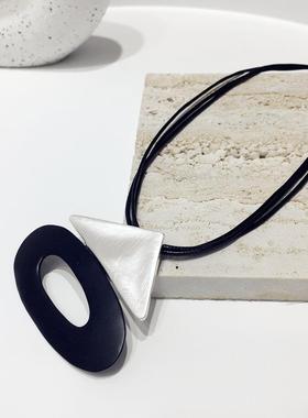 拉丝三角形黑色椭圆形多层黑绳项