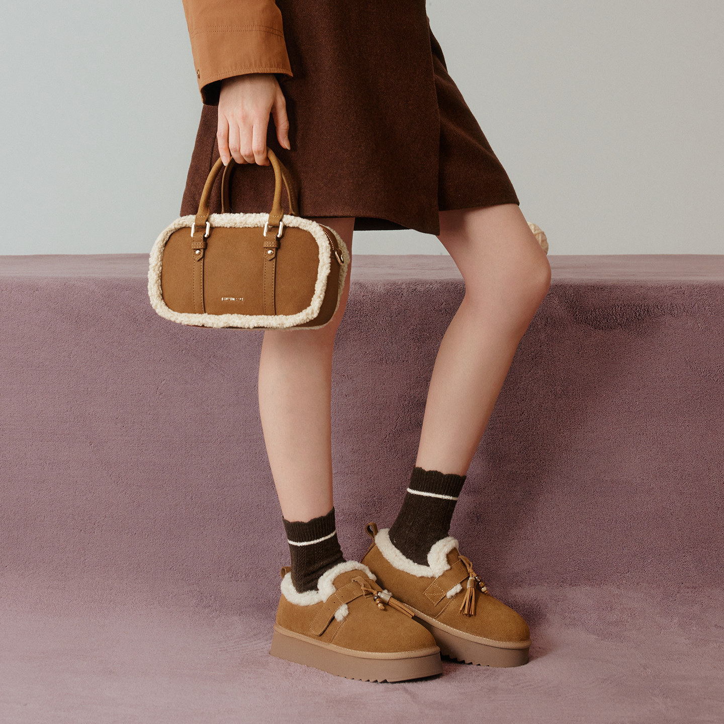 百思图2025冬季商场新款保龄球波士顿包时尚复古斜挎包女TY097DX5,淘宝优惠券,粉丝福利购,淘宝优惠卷