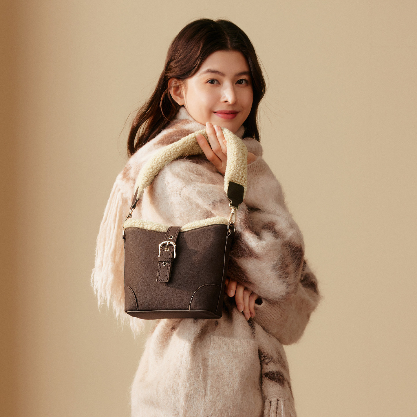 百思图25冬季商场新款加绒水桶包时尚潮流小包包通勤女包JA173DX5,淘宝优惠券,粉丝福利购,淘宝优惠卷