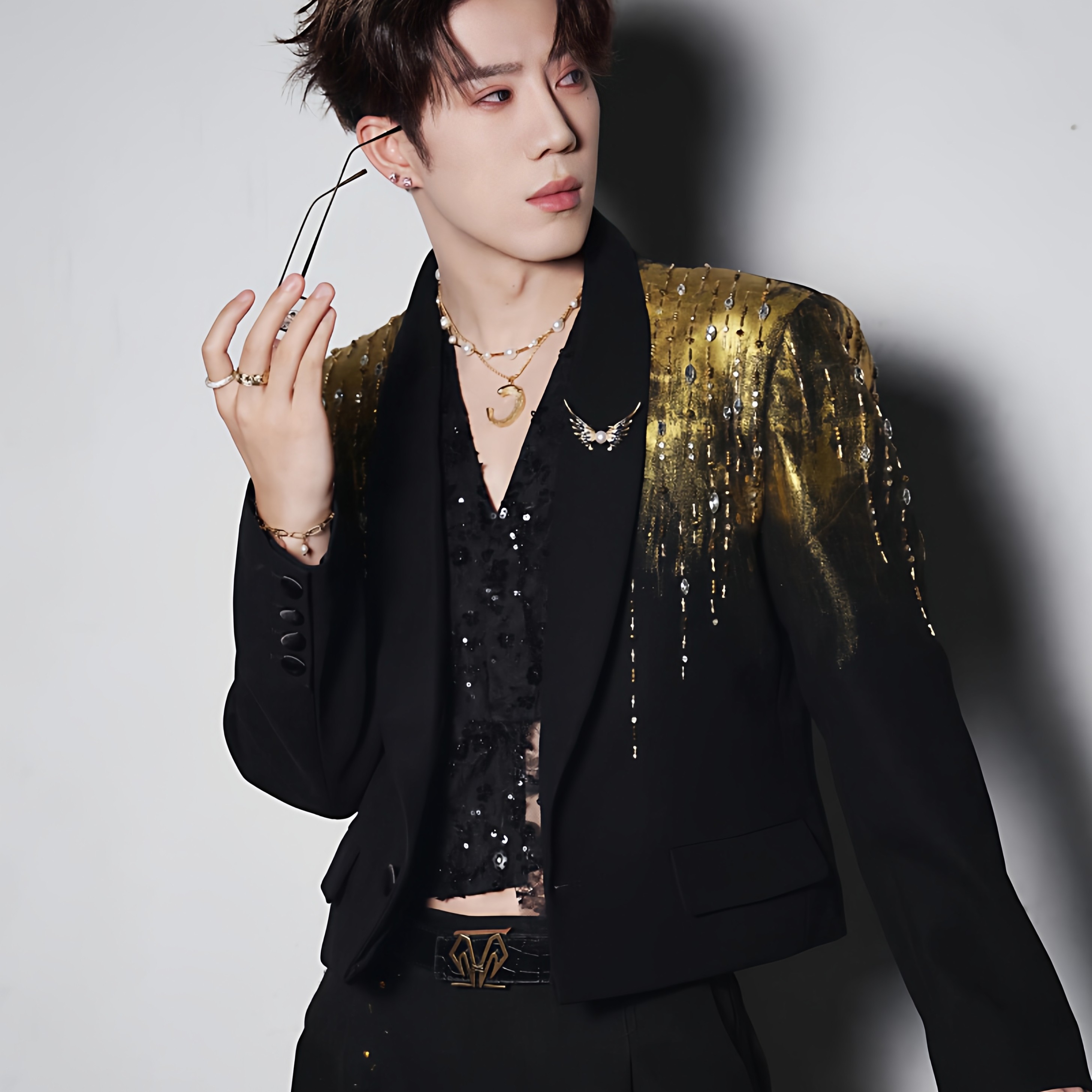 鹭卓明星同款黑色重工金粉手工钉珠夹克男舞台演出走秀垫肩西服潮,淘宝优惠券,粉丝福利购,淘宝优惠卷