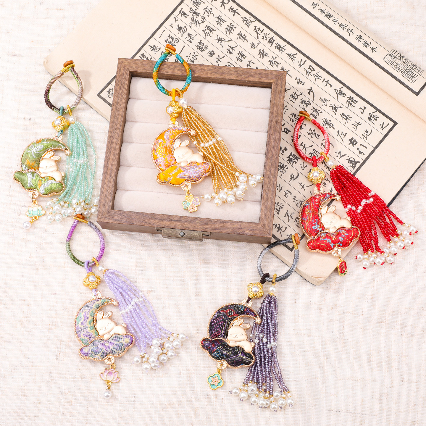 Song Dynasty Jinyu Rabbit Watching the Moon Tassel Ring Buckle