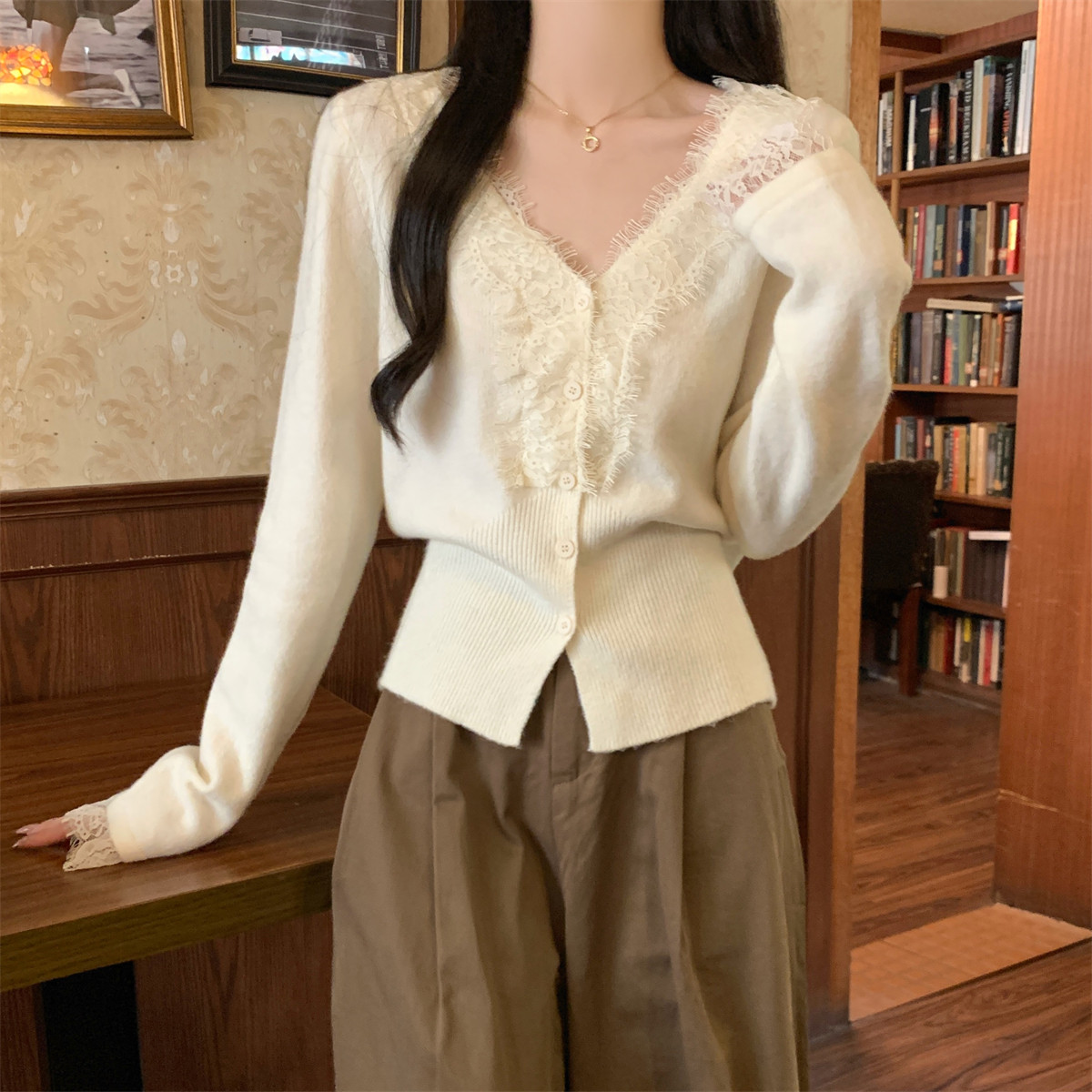秋冬季韩系v领上衣蕾丝拼接温柔风设计感针织开衫长袖毛衣外套女,淘宝优惠券,粉丝福利购,淘宝优惠卷