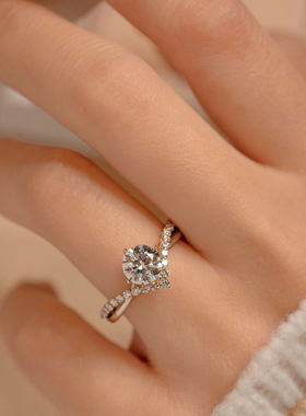 小红书饰品爆款直播货源1克拉四爪为爱加冕仿莫桑钻交叉V字戒指女