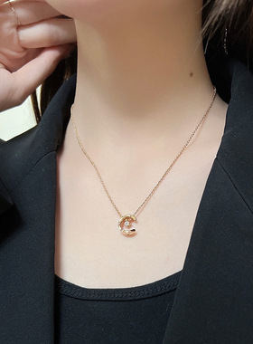 新款菱格纹项链女小香风镶钻水冰月吊坠轻奢小众锁骨链月亮