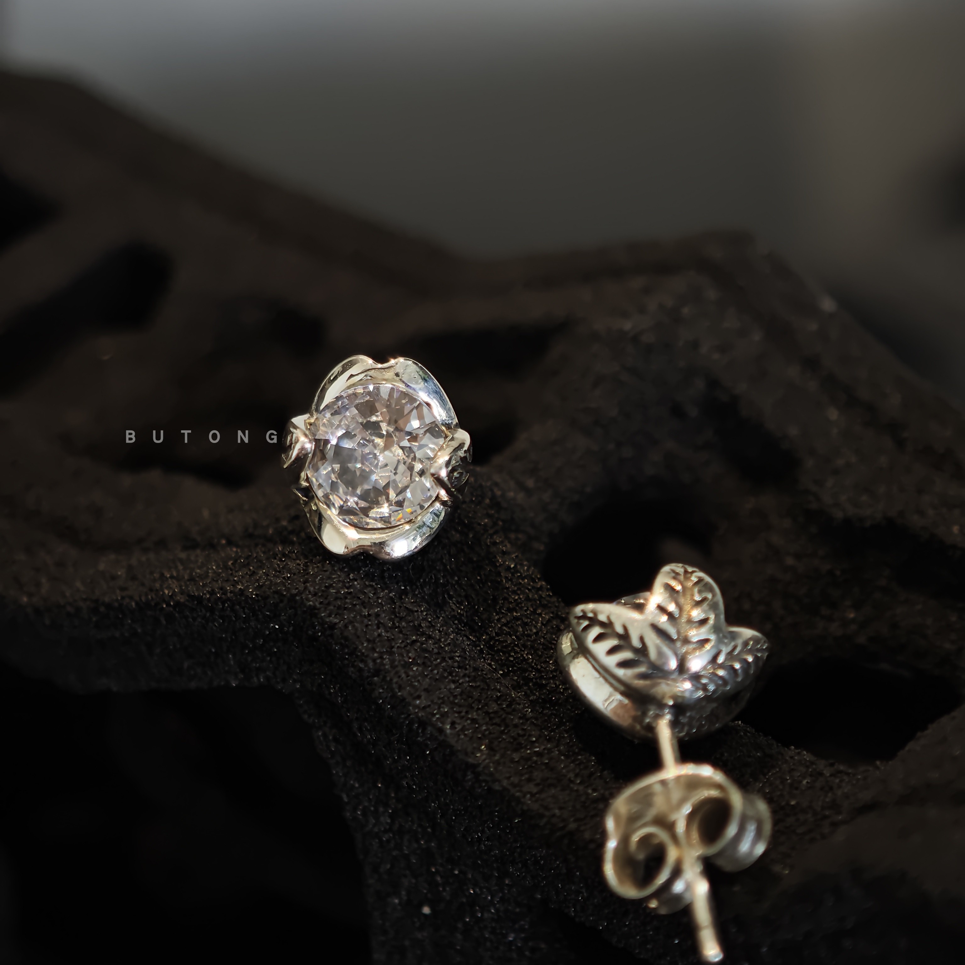 不同银匠 复古925纯银白水钻黑锆石耳钉叶子简约男嘻哈养耳洞耳饰 - 图0