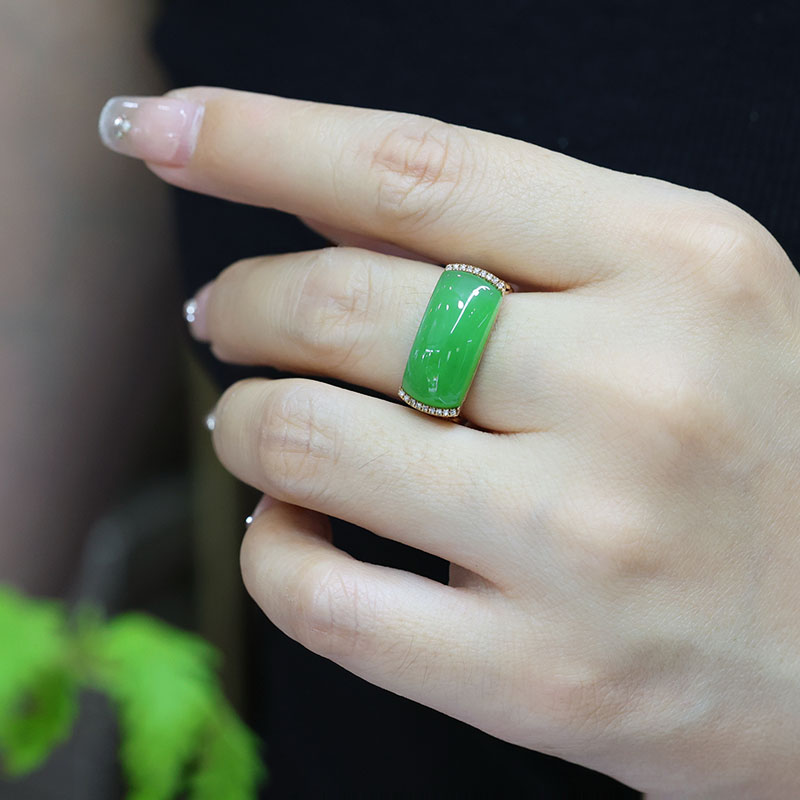 Fashion trendy Hetian jade gold inlaid hand jewelry for wife