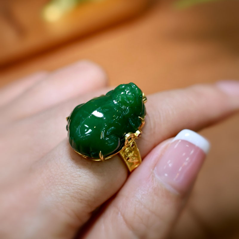 Fashion trendy Hetian jade hand ornaments with gold and jade for mother