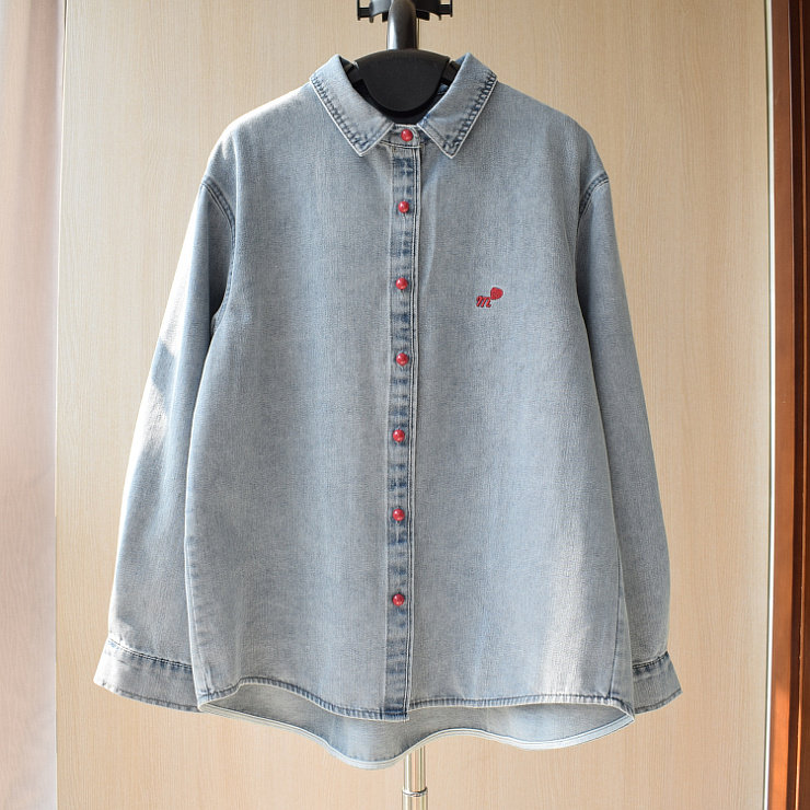 韩版红色扣子刺绣小标复古浅色牛仔衬衫外套前短后长休闲春秋上衣