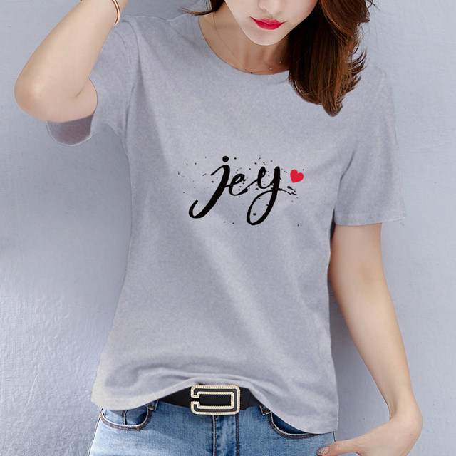 Clothes are thin and thin, with short-sleeved T-shirts and short sleeves.