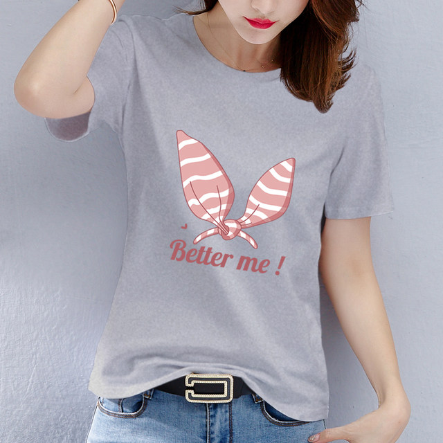 Clothes are thin and thin, with short-sleeved T-shirts and short sleeves.