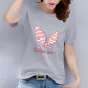 Clothes are thin and thin, with short-sleeved T-shirts and short sleeves.