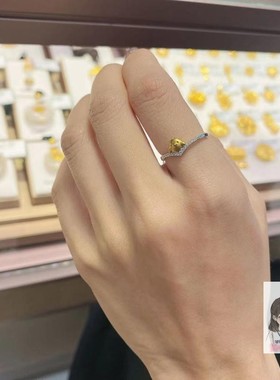 六福珠宝白金色小黄鸡镶钻石戒指
