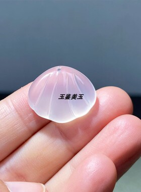 天然冰透玉髓贝壳项坠