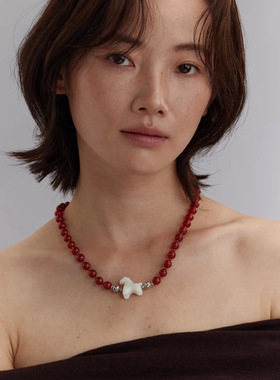 2026年新春红色天然玛瑙石搭配珠白玉小马项链本命年磁吸款项链