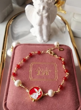 红玛瑙淡水珍手绘珐琅玉兔手链