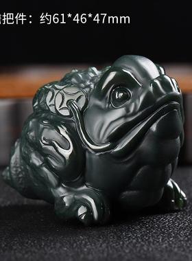 精雕新疆和田玉塔青玉金蟾手把件
