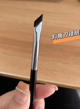 沧州斜角刀锋眼线刷镰刀扁平眼睑下至卧蚕细节眼部化妆刷超细超薄