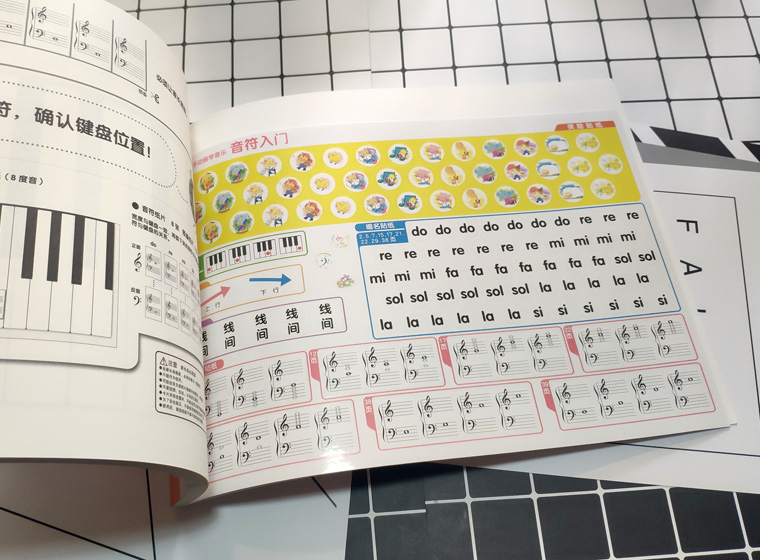 正版包邮 动手动脑学音乐 音符入门 活页式练习册全彩39页原版引进幼儿启蒙儿童初学乐理入门教材练习册书籍 附赠贴纸键盘纸大谱表 - 图3