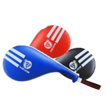 Цель ноги тхэквондо тренировывать куриные ноги целевые залы. Тренировка Целевая удар по реквизиту, чтобы сыграть в два -лифу -лифу.