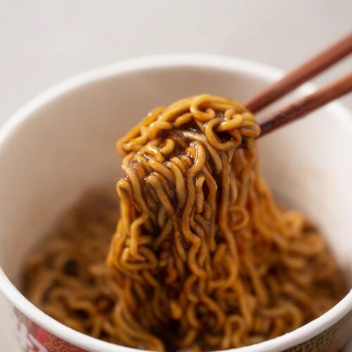 韩国进口零食农心炸酱面123g碗桶装干拌面方便面泡面碗面休闲食品 - 图1