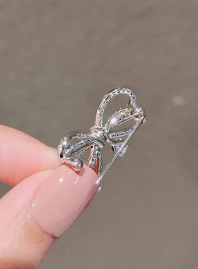 简约蝴蝶结爱心胸针女高档胸花女领口防走光扣针开衫别针衣服配饰