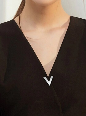 简约V字胸针女防走光别针