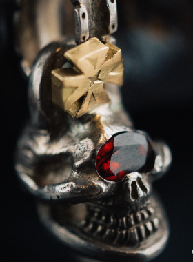 【国内现货】stop light高山隆红切割眼金骷髅十字轮胎吊坠银饰