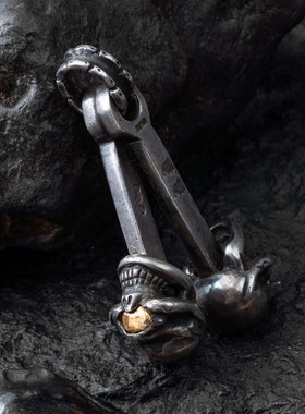 高山隆双头金眼活塞吊坠