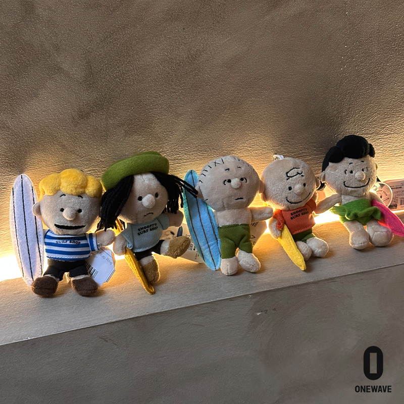 【现货】史努比夏威夷限定Snoopy黑皮富兰克林查理冲浪挂件玩偶 - 图0