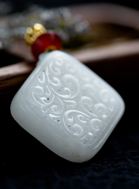 唐草如意籽料镂空雕刻香囊玛瑙珠