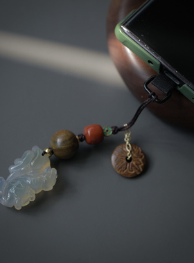 【龙】俏色玉髓玛瑙精雕龙牌本命年红绳檀木手机钥匙包挂坠