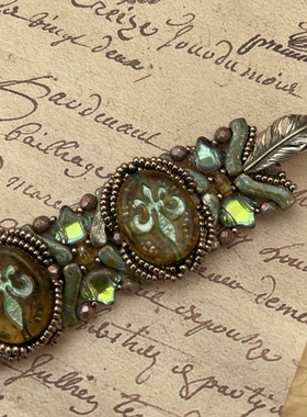 Star Dreams 克洛维的洗礼｜ 鸢尾花牌复古捷克珠手链羽毛扣