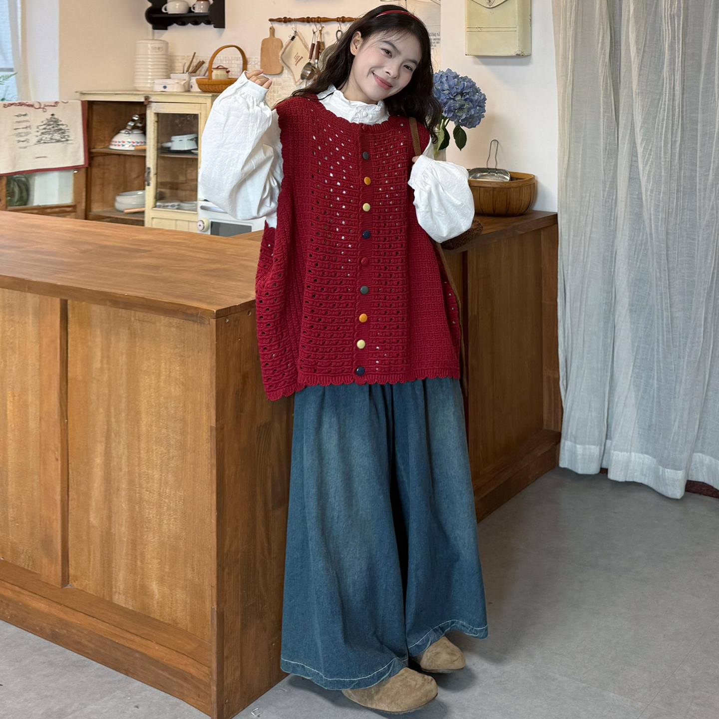 大码女装2025秋季新款胖mm花边立领衬衫+彩扣镂空针织马甲+牛仔裤 - 图0