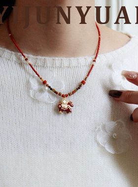 原创设计感秋冬新款红色滴油马上有钱花小马吊坠项链轻项圈百搭感