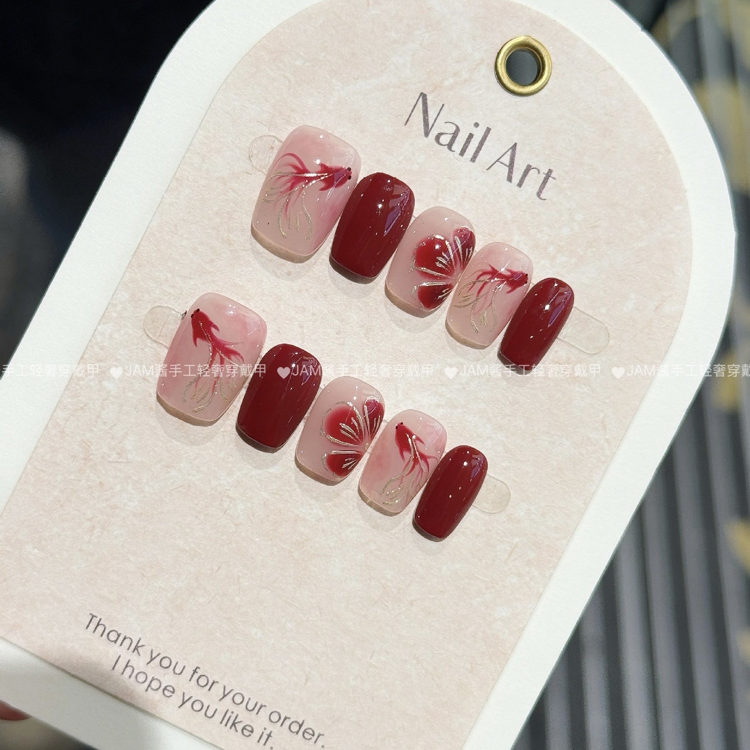 鲤韵生花 新款纯手工穿戴甲短款新年美甲手绘锦鲤小花美甲高级感,淘宝优惠券,粉丝福利购,淘宝优惠卷