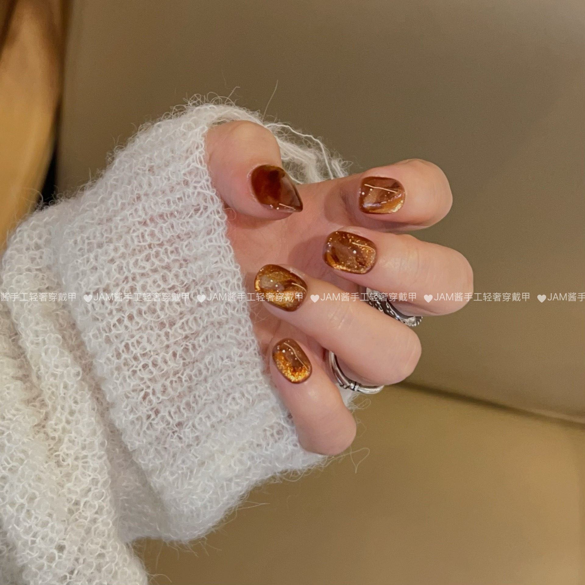 日照金山 新款纯手工穿戴甲短款琥珀晕染金棕猫眼美甲高级感显白 - 图1