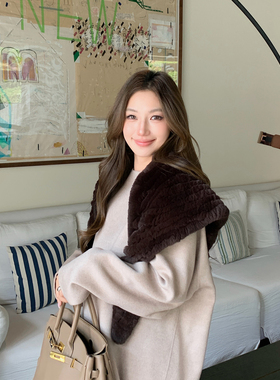 穿搭加分项美式獭兔毛三角披肩