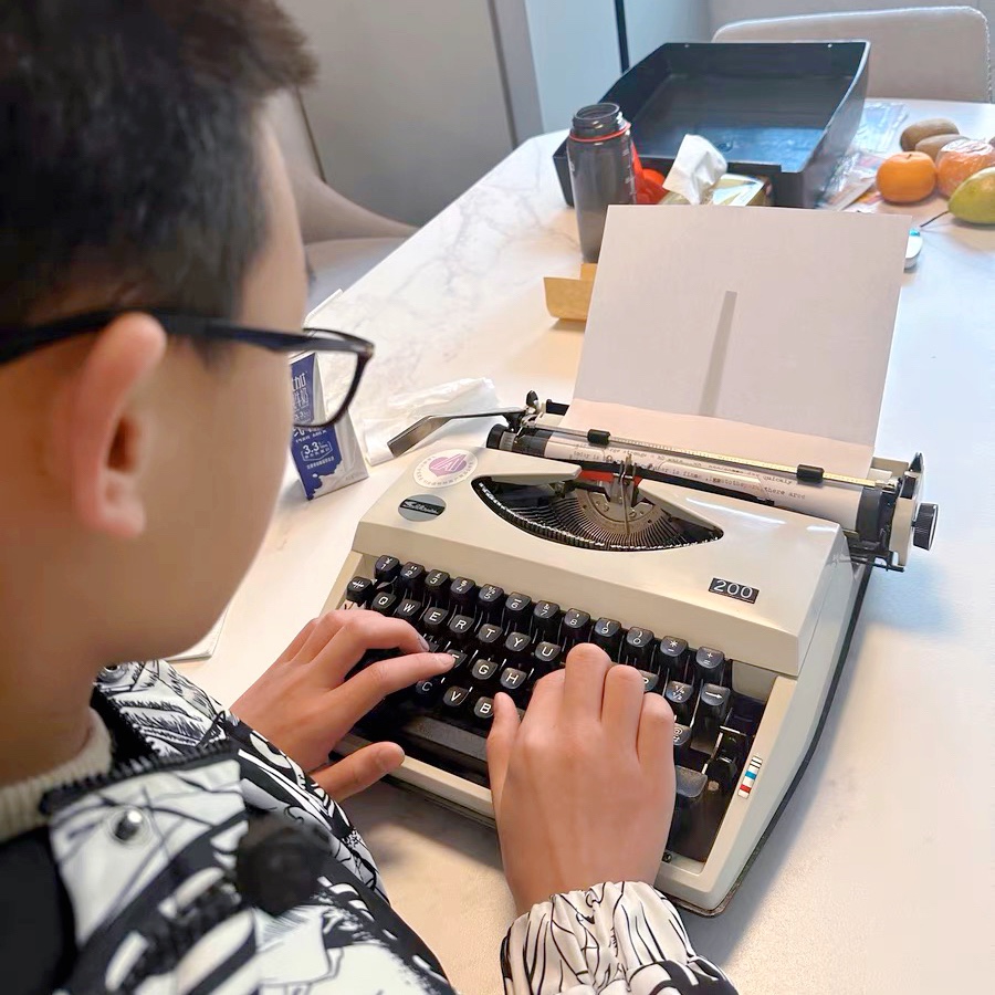 推荐老式打字机飞鱼200 白色英文机械1980S 正常使用复古文艺礼物 - 图0