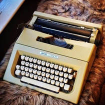 Italian typewriter Olivetti Lettera 25 vintage mechanical old Chen set up antique Christmas presents