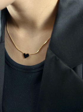 黑色桃心项链轻奢歪爱心钛钢项链暗黑风锁骨链金色吊坠简约饰品