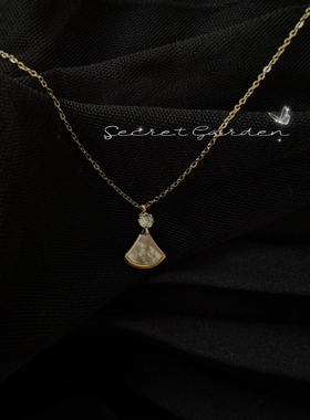 钛钢18K金色小裙子项链简约几何扇子项链锁骨链送女友轻奢小众女