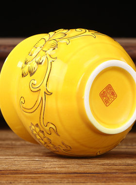 室内浮雕描金黄釉彩莲花净水杯